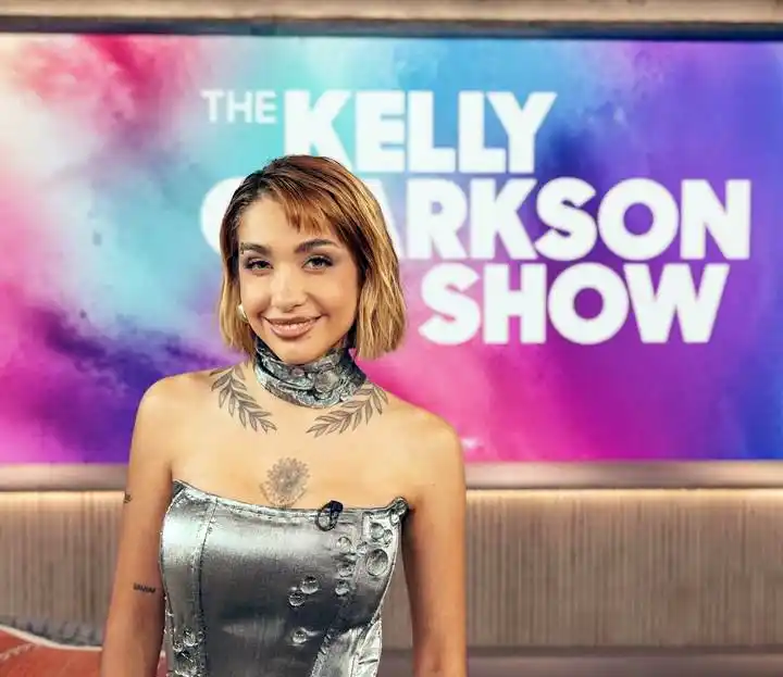 María Becerra. En el living de The Kelly Clarkson Show.