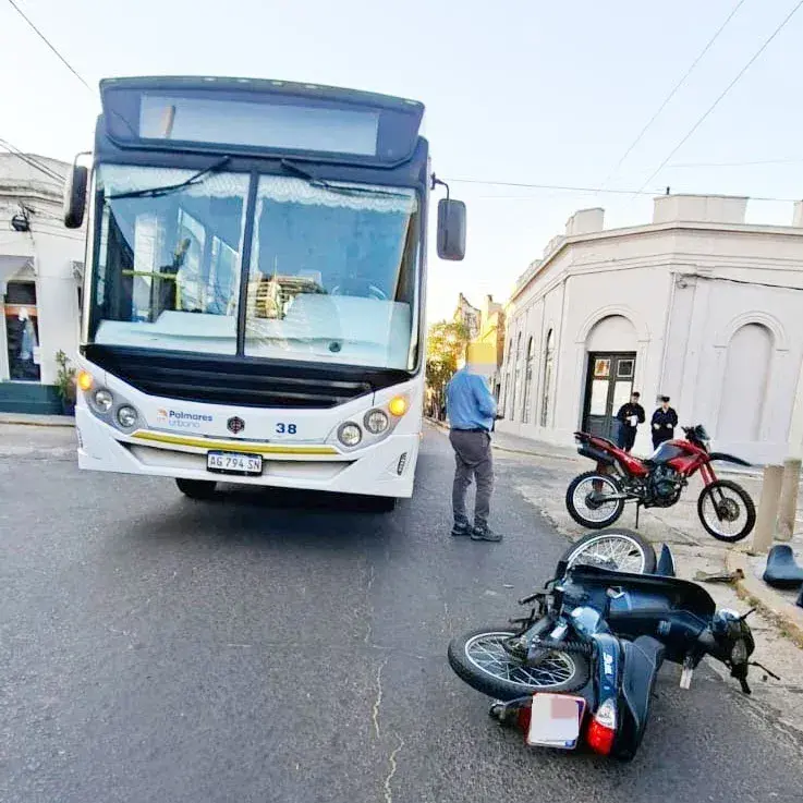 Choque entre un colectivo y dos motocicletas dejó dos personas hospitalizadas