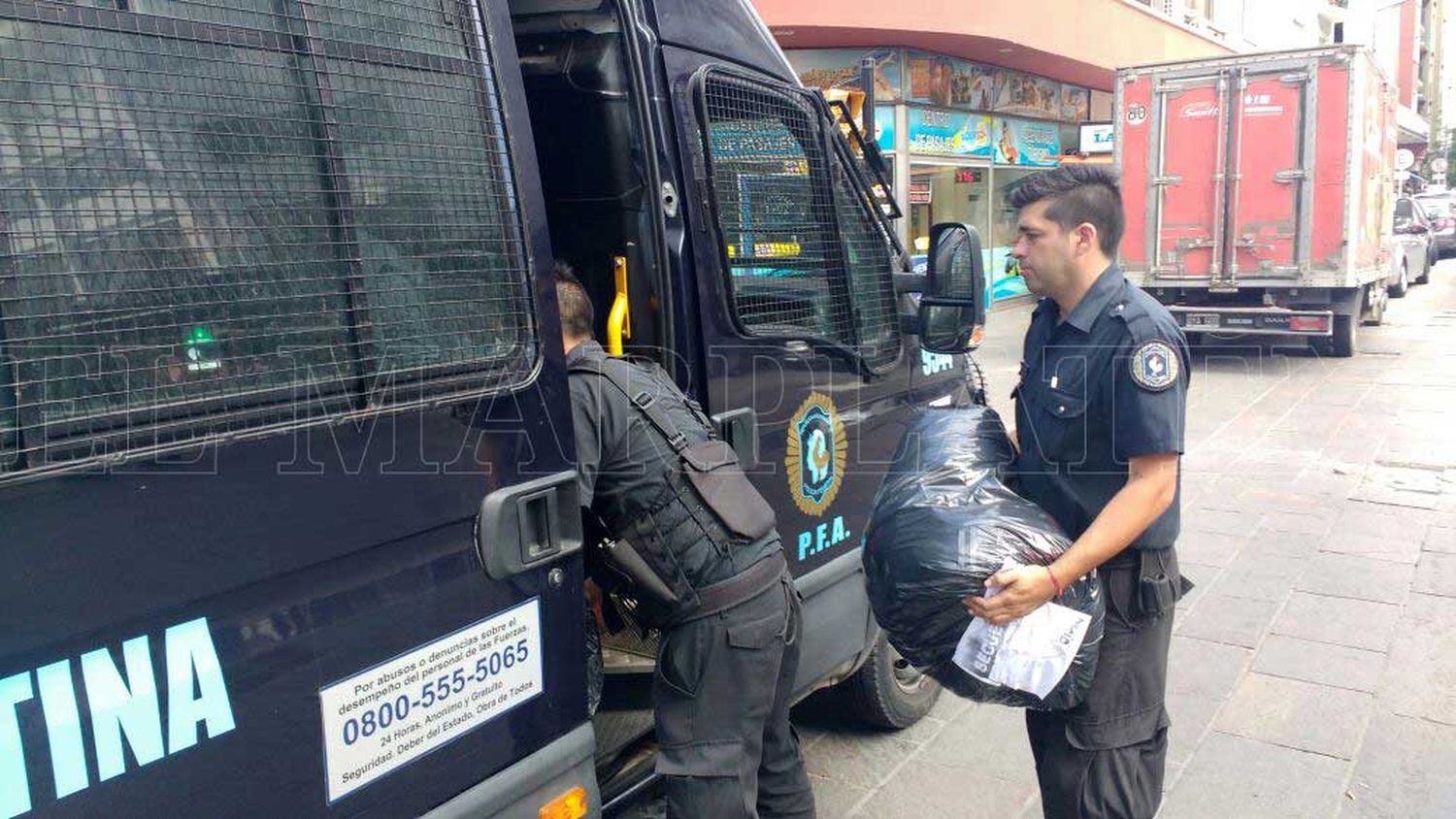 Secuestraron mercadería en diversos locales del Shopping Peatonal