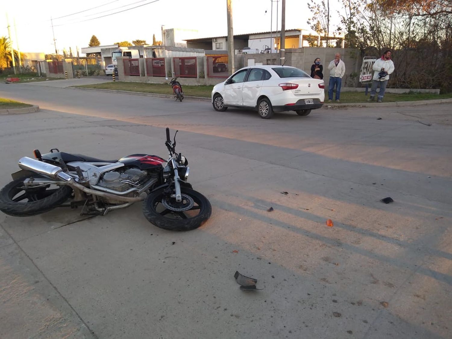 Una moto y un auto chocaron en 3 de Febrero y calle 52