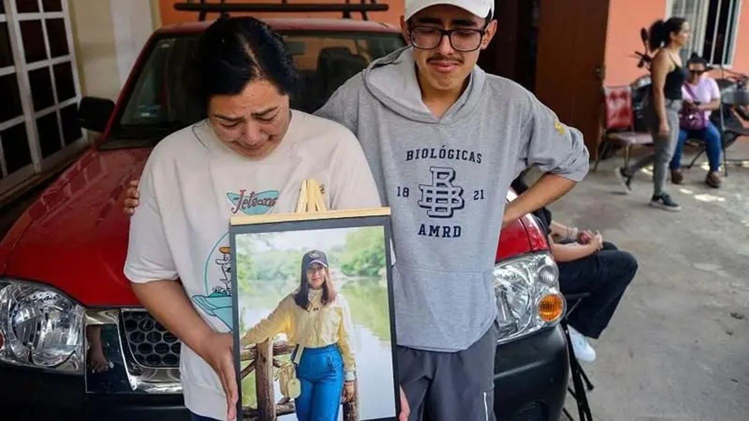 Familiares de América Sánchez lloran su muerte con una fotografía de la joven cadete en su ciudad natal, Xalapa. (MARCO ANTONIO PEREZ/AFP via Getty Images)