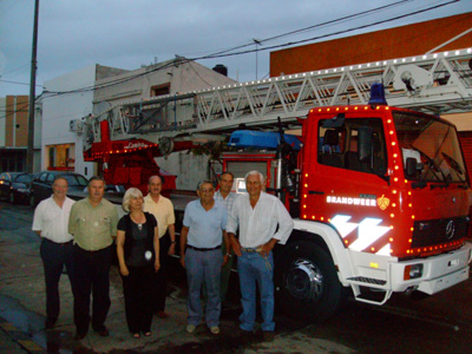 Los Bomberos Voluntarios de la ciudad presentaron anoche su camión escalera 