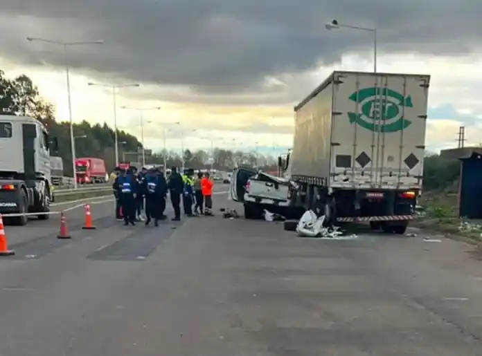Ruta 14: murieron una mujer y un adolescente de 13 años tras un choque entre un camión y una camioneta