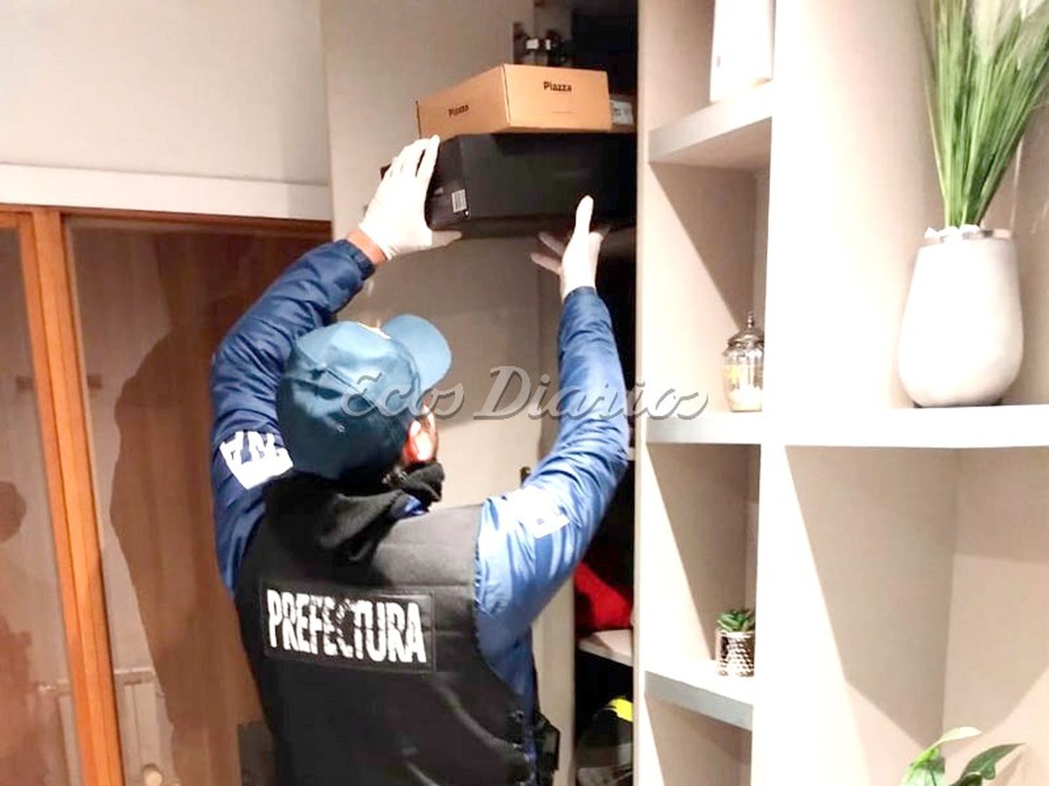 De un departamento. De la Galería Central, se incautó dinero y diversa documentación