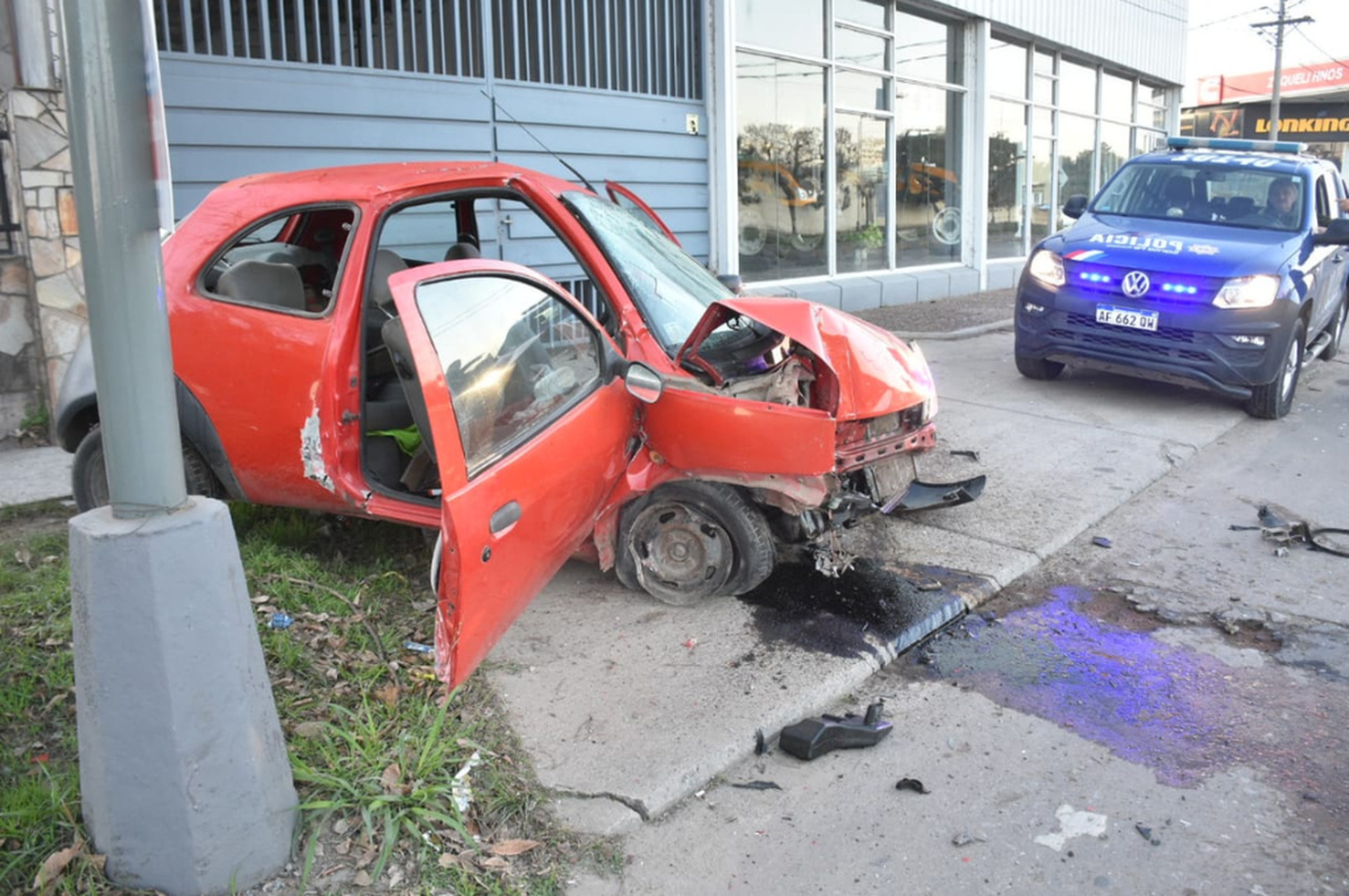 Impactante choque en Santa Fe: se estrellaron contra una columna y abandonaron el vehículo en el lugar