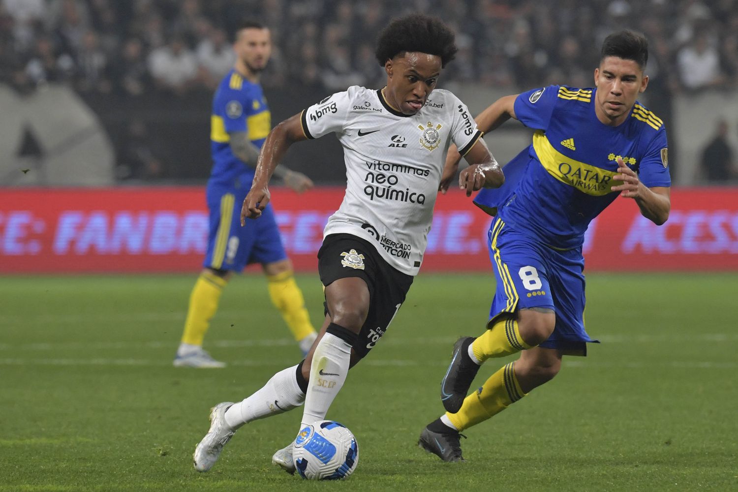 Willian y Fernández, en el partido de ida.