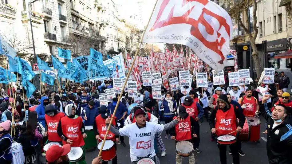 Piqueteros marcharon y reclamaron un bono de 20 mil pesos: "Nos quieren mandar a trabajar a la calle, no es justo"