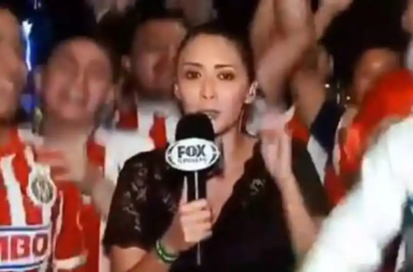Abuso en TV y en vivo: hincha del Chivas de Guadalajara se aprovechó de una notera