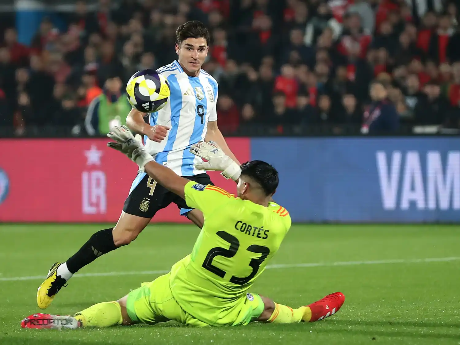 Argentina lo sufrió sobre el final, pero le ganó 1 a 0 a Chile con gol de Julián Álvarez