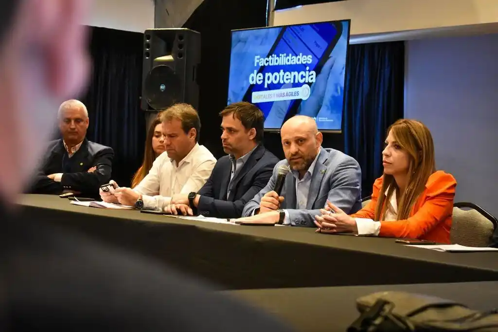 Conferencia de prensa del ministro Gustavo Puccini