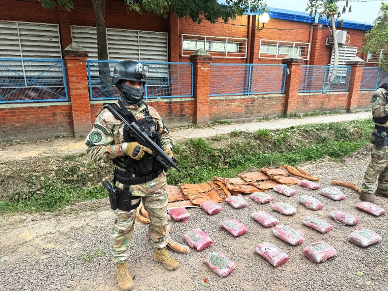 Detuvieron a dos hombres con más de 20 kilos de marihuana