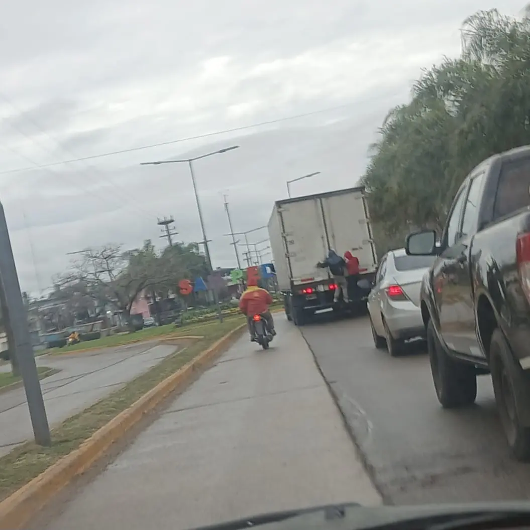 “Así se cuelgan de los camiones”
