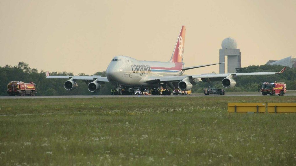 Incident at Luxembourg Airport: Cargolux Boeing 747-400F Experiences Landing Gear Failure