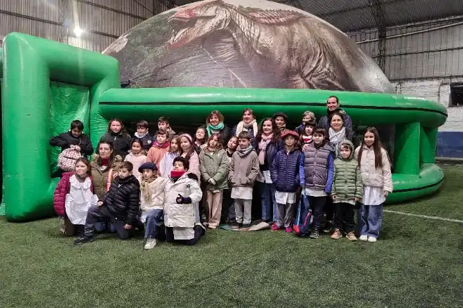 Más de 240 estudiantes de parajes rurales disfrutaron del planetario móvil en Chascomús