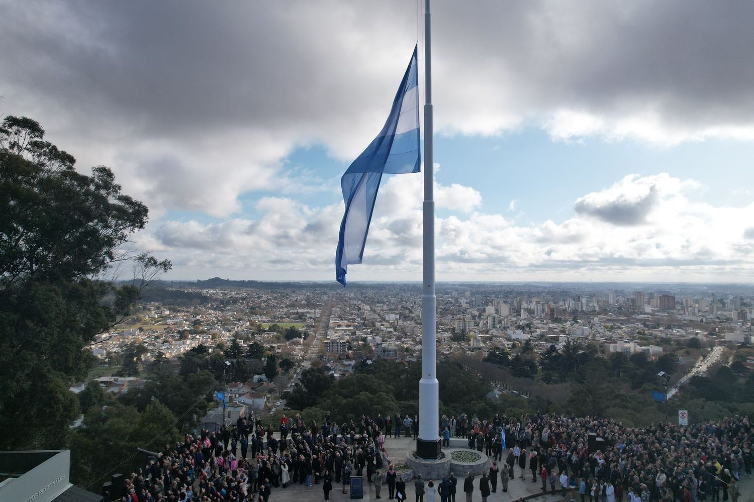 La bandera fue izada por primera vez en el mástil de 42 metros.