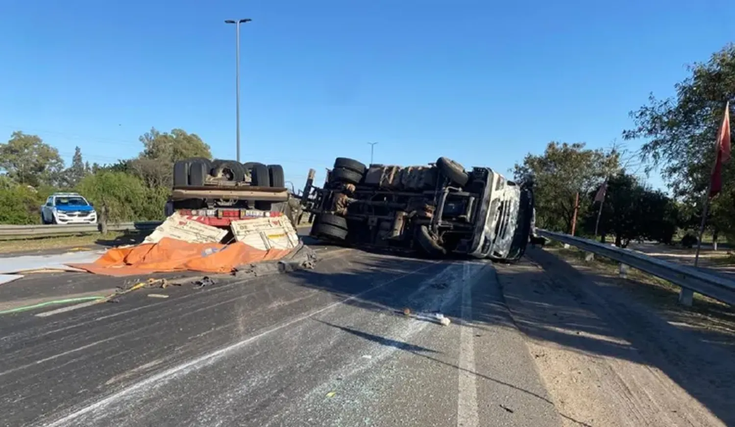 Un camión perdió el control y volcó en el acceso a una localidad entrerriana