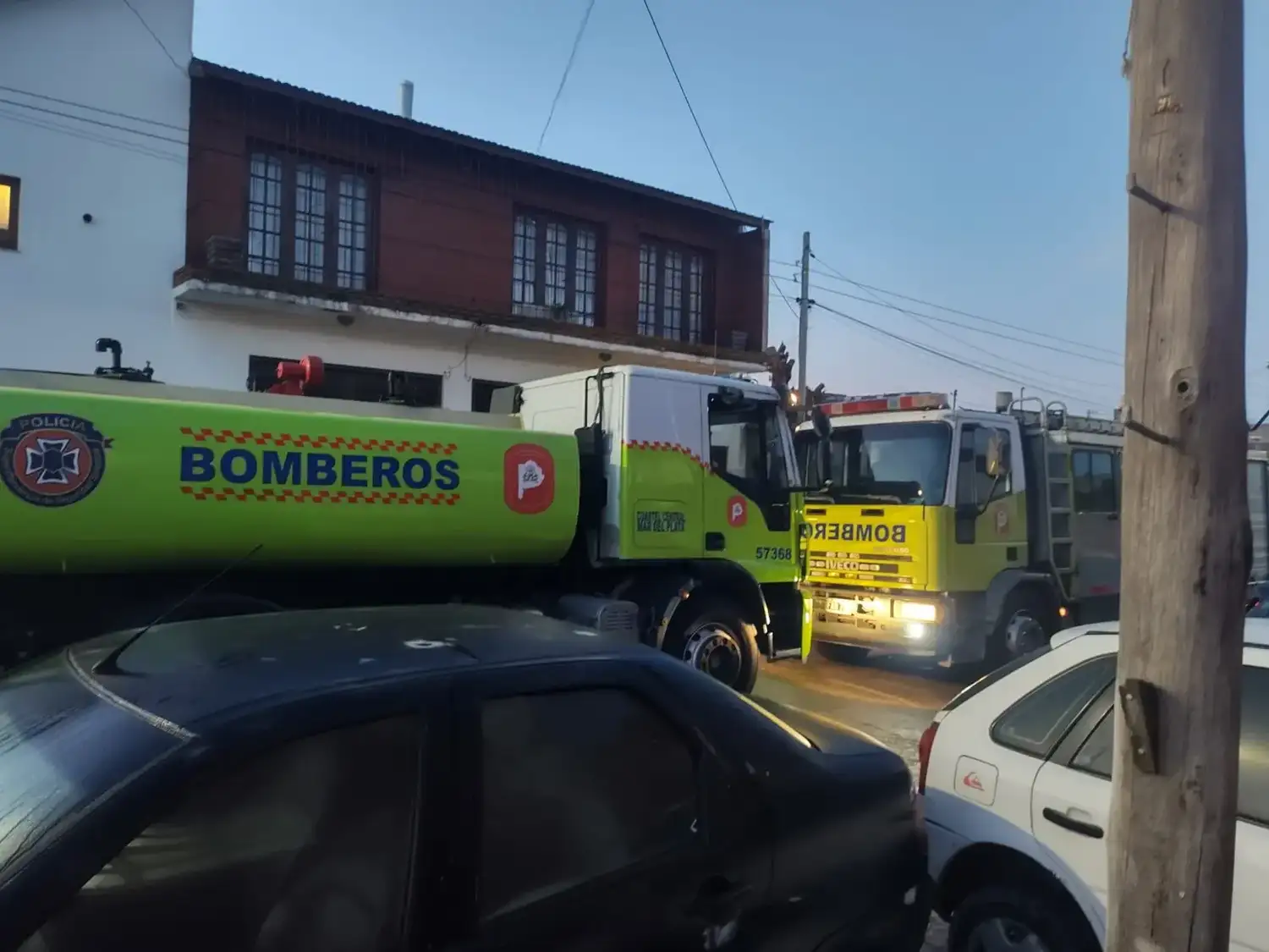 Incendio en el garaje de una vivienda: había un auto y dos motos