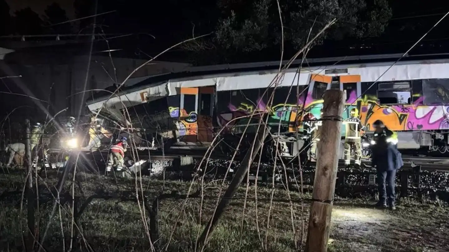Un muerto y al menos 15 heridos en el descarrilamiento de un tren en Cataluña, España