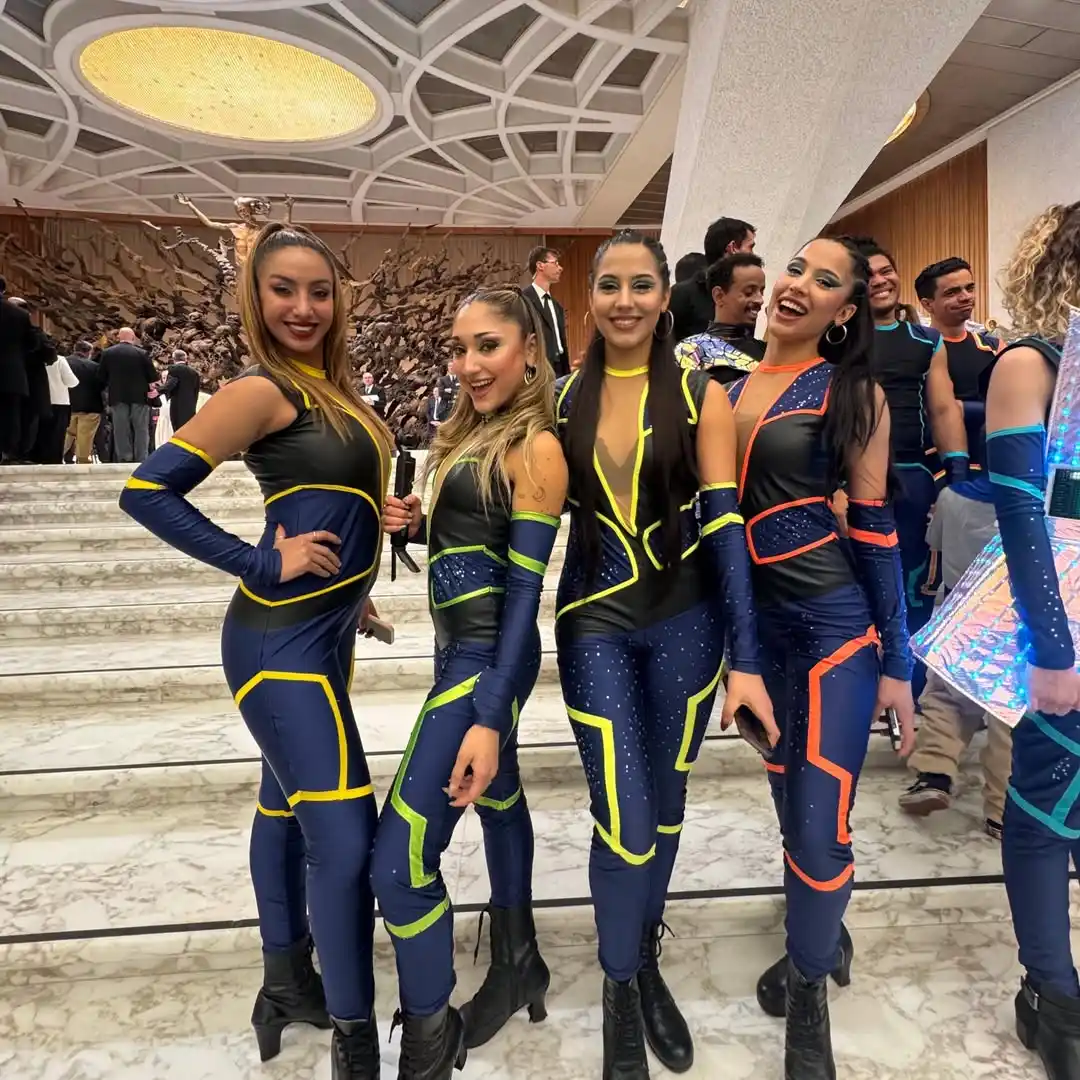 Lara y Dalma Acosta - Bailarinas rafaelinas | Fueron recibidas por el papa en el Vaticano - 4