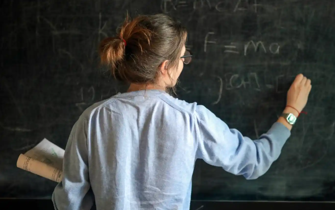 Maestra dando clases. Imagen ilustrativa.