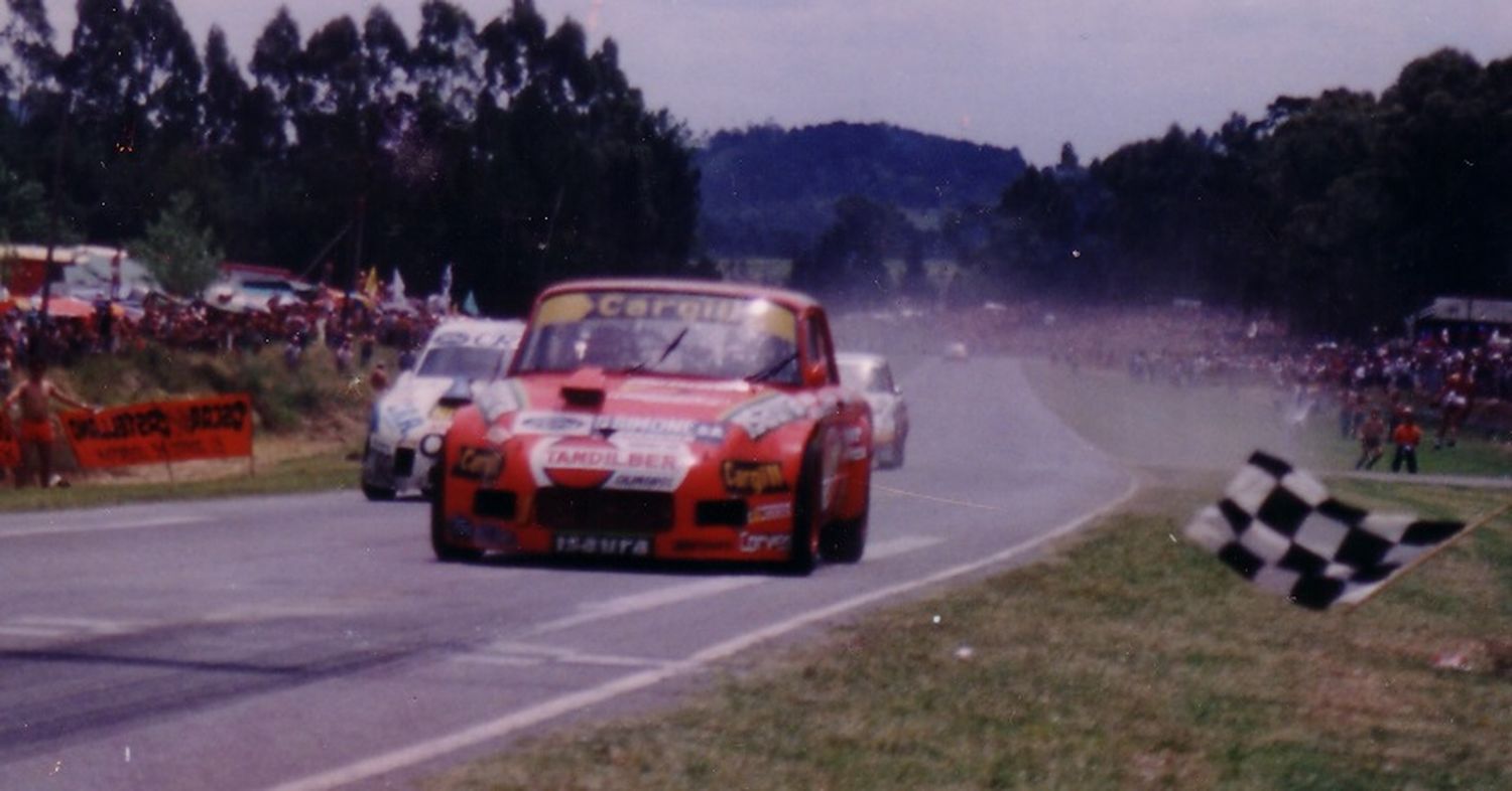 10 de diciembre de 1989. Hoy Avenida Don Bosco, zona calles Spegazzini y Papa Francisco. Arribo de una definición emblemática Castellano-Angeletti.
Archivo Vertigo Motorsport