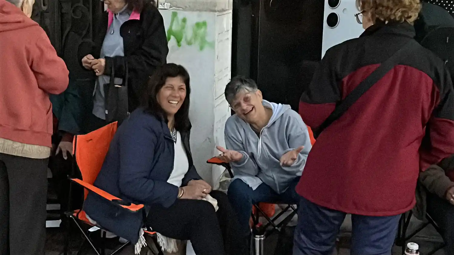 Larga fila de jubilados desde la madrugada en el Cine Belgrano, ¿por qué motivo? - 7