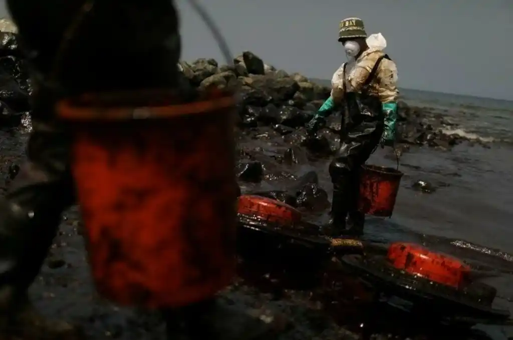 Catástrofe ambiental: un segundo derrame de petróleo golpea al Pacífico peruano