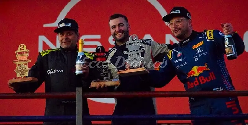 Festejando. Sebastián López Islas, Matias Alvarez e Ignacio Furch, luego de una carrera llena de sorpresas en la final de los Mar y Sierras A, en Olavarría