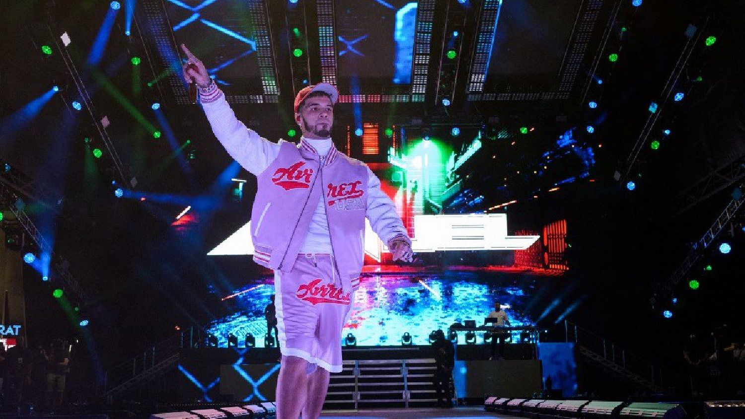 NO PEGA UNA: Anuel AA casi provoca un accidente en pleno escenario (Video)