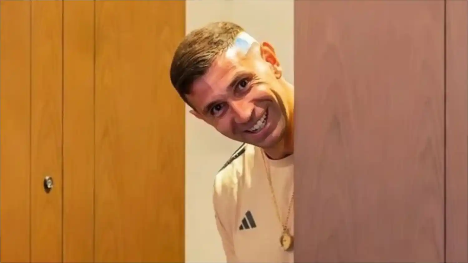 Dibu Martínez, garantía de confianza en el arco argentino.