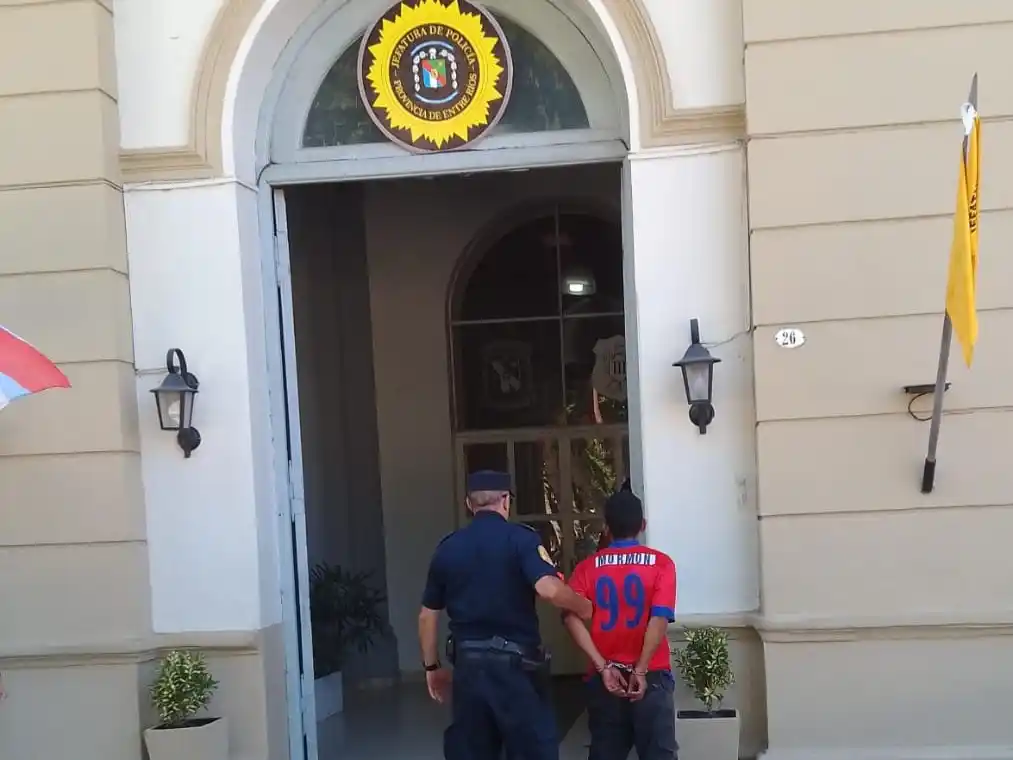 Le sustrajo un celular a un hombre de 70 años: Lo detuvieron con una bicicleta también robada