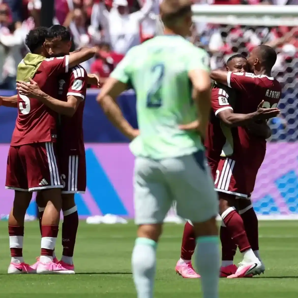 Catar festeja su primer punto en una Copa del Mundo.