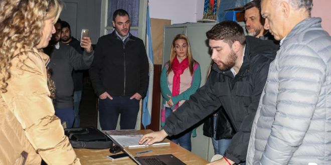 Lanús: Entregan botones antipánico en instituciones educativas del distrito