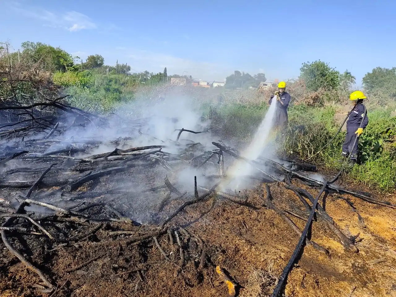 Bomberos en plena acción. Foto: BVVT