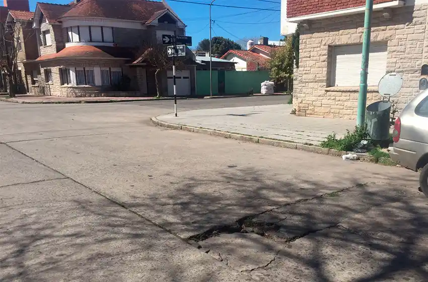 La ciudad de la Luna: un nuevo accidente por los pozos en las calles de Mar del Plata