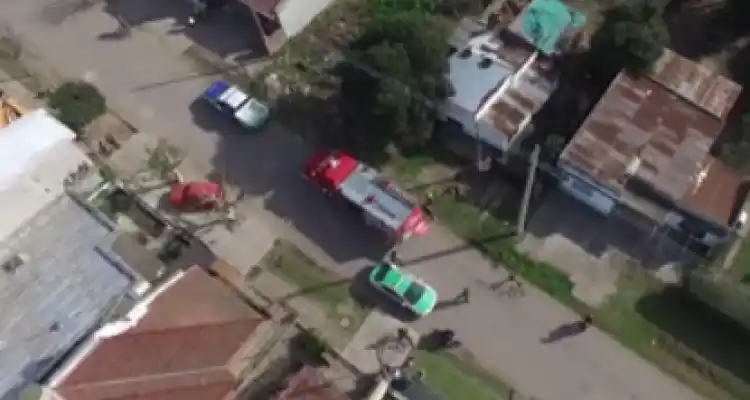 “Anda rondando, me está amenazando, me va a matar”, dijo la mujer cuyo exmarido le prendió fuego la casa