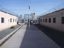 Detienen a 2 oficiales por vender armas y drogas en el Penal de Barker