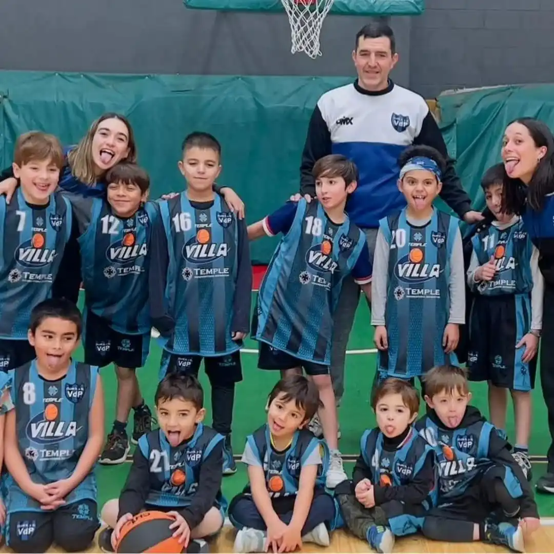 Los chicos de las infantiles de Villa del Parque con sus profesores