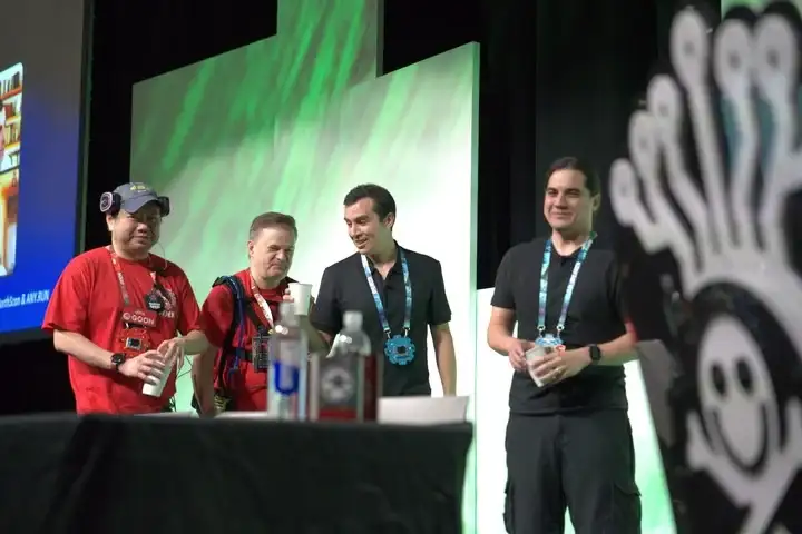 Tradición en DEF CON: primera charla en escenario principal, un shot para los expositores. Foto: Gentileza Tilar Rafay (Instagram: twothemoonn)
