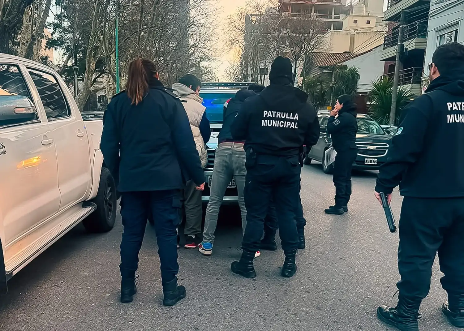 Ambos sujetos reaccionaron de manera hostil, profiriendo insultos y amenazas hacia los agentes intervinientes.