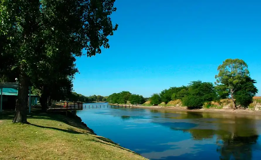 El gran protagonista natural de la ciudad es el Río Salado.