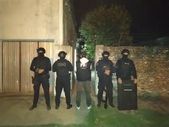 Más allanamientos en la región por la estafadora que compró autos en Rafaela con cheques sin fondo