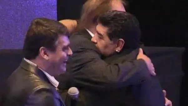 Maradona y Bilardo: la reconciliación en un abrazo gigante