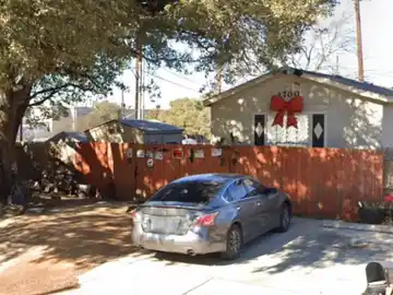 Horror en Texas: rescataron a una mujer que estaba encadenada y había sido torturada en el patio de una casa