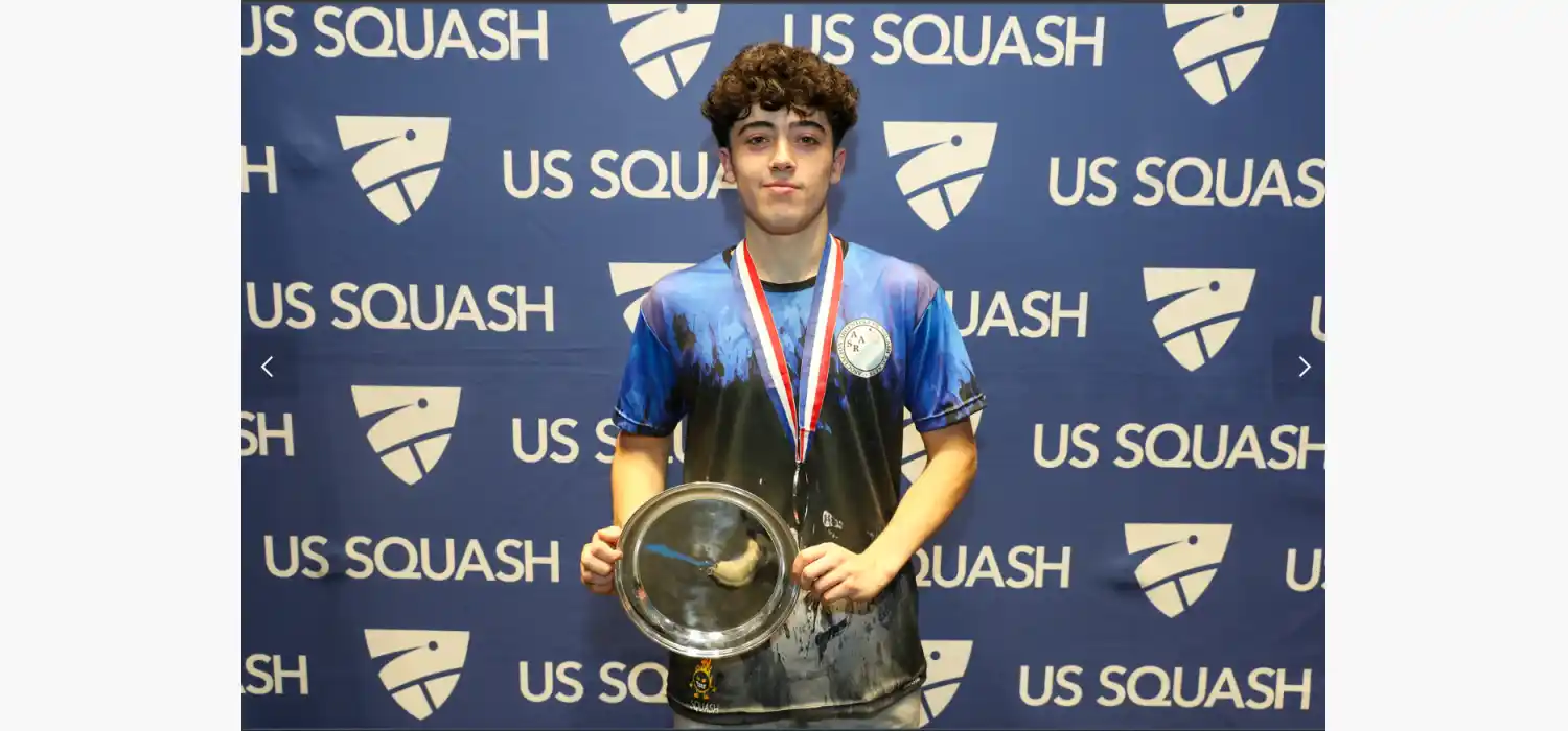 Segundo Portabales con su premio por el segundo puesto (Foto: US Open)