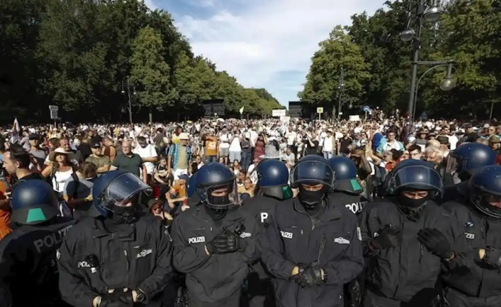Policía alemana disuelve una polémica marcha anticuarentena
