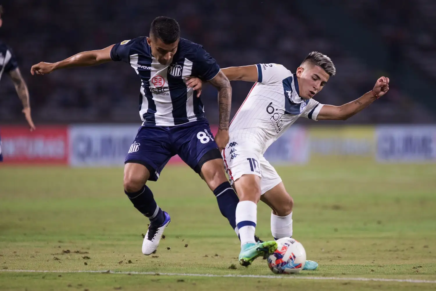 Méndez y Almada, en disputa de la pelota.