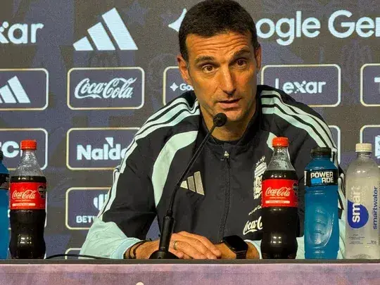 Scaloni eludió las preguntas sobre su renovación y habló de la despedida de Messi del martes 6. Foto: AFA