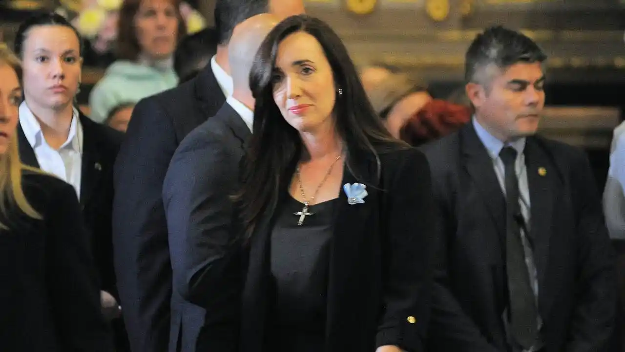 Villarruel asistió este lunes a una misa por Francisco, pero a la salida fue insultada y abucheada.