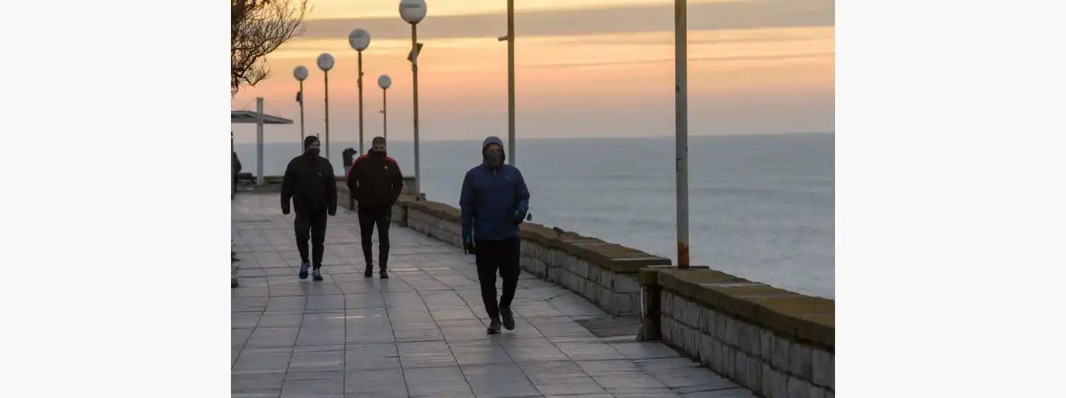 Está saliendo el sol, que es sin dudas mi Dios...